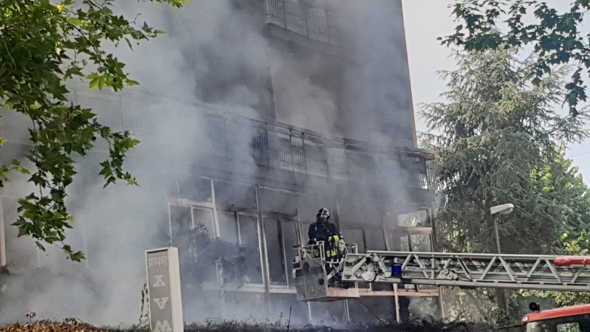 Incendio all’ex hotel Hawaii: struttura sotto sequestro per accertamenti -