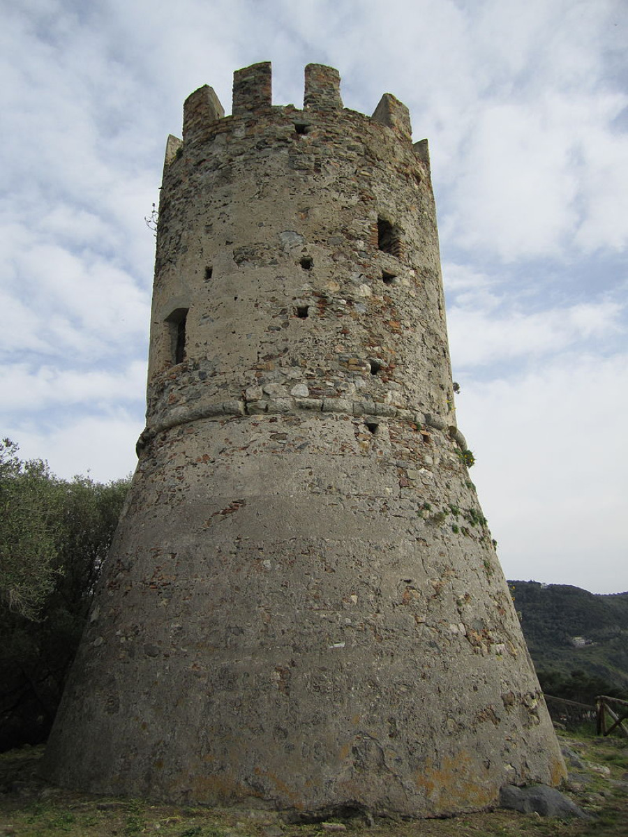Una storia dimenticata che ora emerge | La Torre Saracena di San Mauro Mare e il suo ruolo inaspettato - Foto: Marco Vinci/Wikipedia