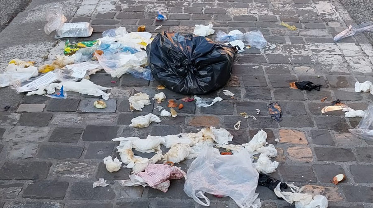 Rimini, rifiuti abbandonati in Corso Giovanni XXIII. La segnalazione: "Colpa di Hera" - La foto scattata dal lettore di Altarimini