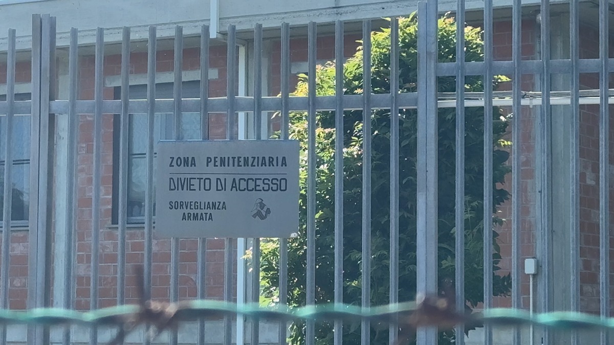 Rapinatore in carcere a Rimini tenta di impiccarsi usando le lenzuola -
