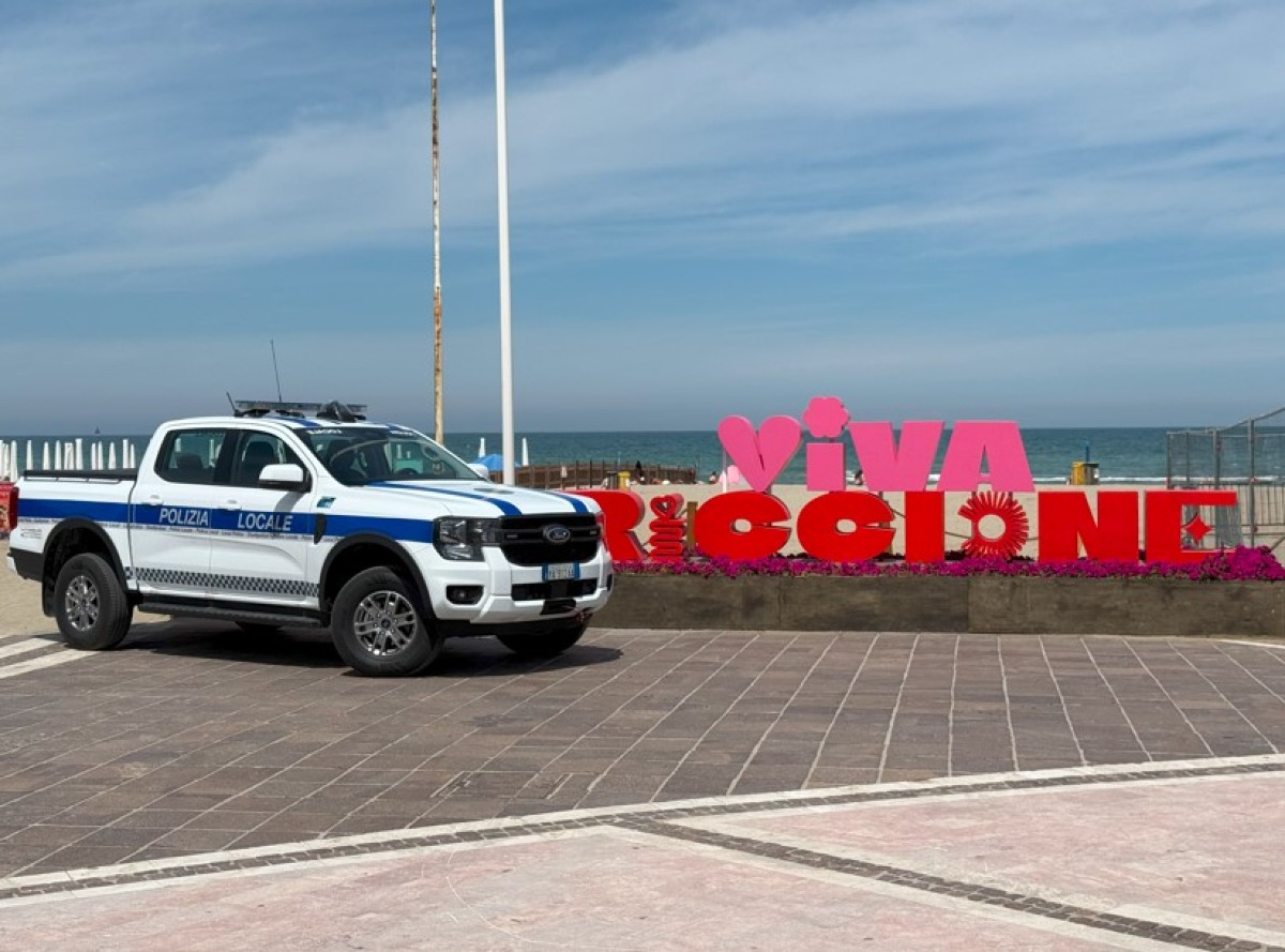Molesta i passanti e danneggia auto della Polizia: rilasciato, torna in piazzale Roma con uno sfollagente -