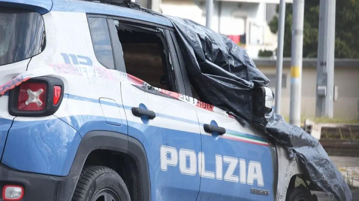 Auto della Polfer incendiate a Rimini: 15 perquisizioni in ambienti anarchici -