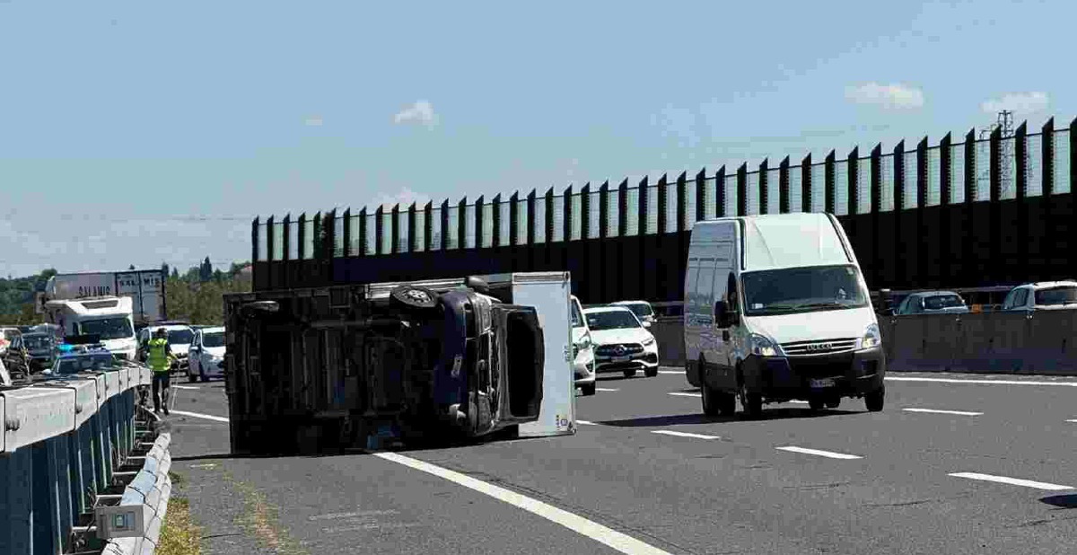 Furgone si ribalta in autostrada, traffico in tilt tra Rimini Sud e Rimini Nord -
