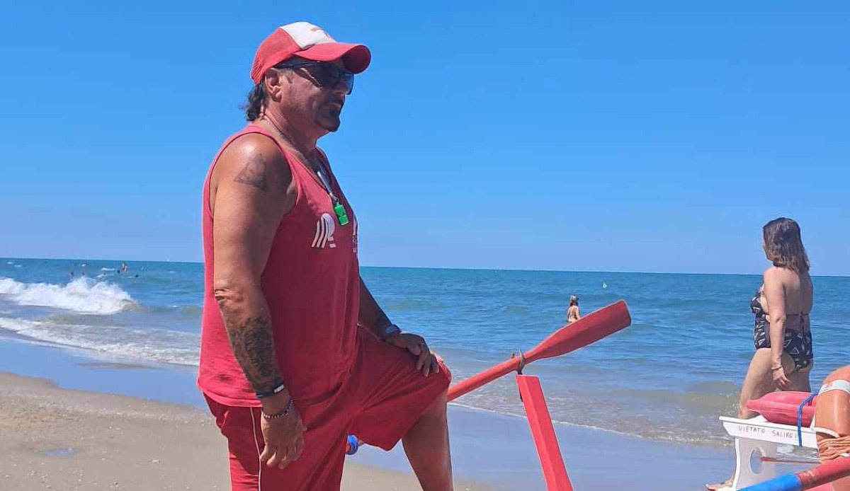 Malore in acqua a Riccione, paura per il bagnante: salvato dai marinai di salvataggio - Stefano Simoncioni, autore del salvataggio