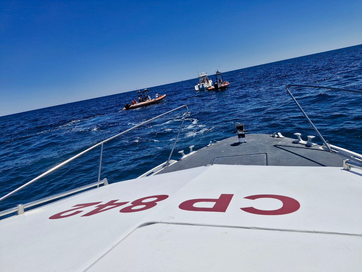 Trascinato via dalla corrente, si salva aggrappandosi a una boa: 70enne tratto in salvo a Portoverde -