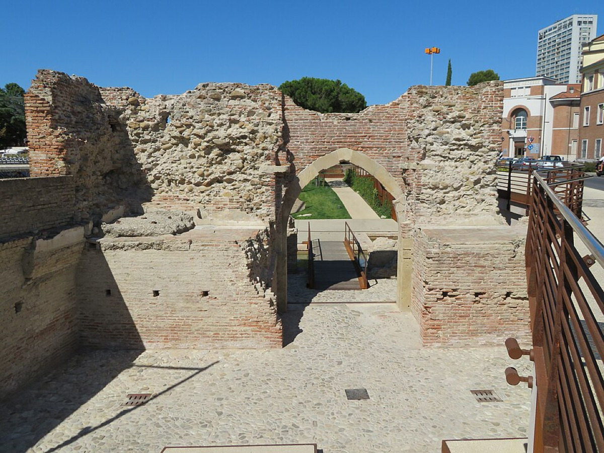 Un angolo di Rimini che ha cambiato volto, Porta Galliana e la sua sorprendente storia - Foto: Gheeeeeet/Wikipedia