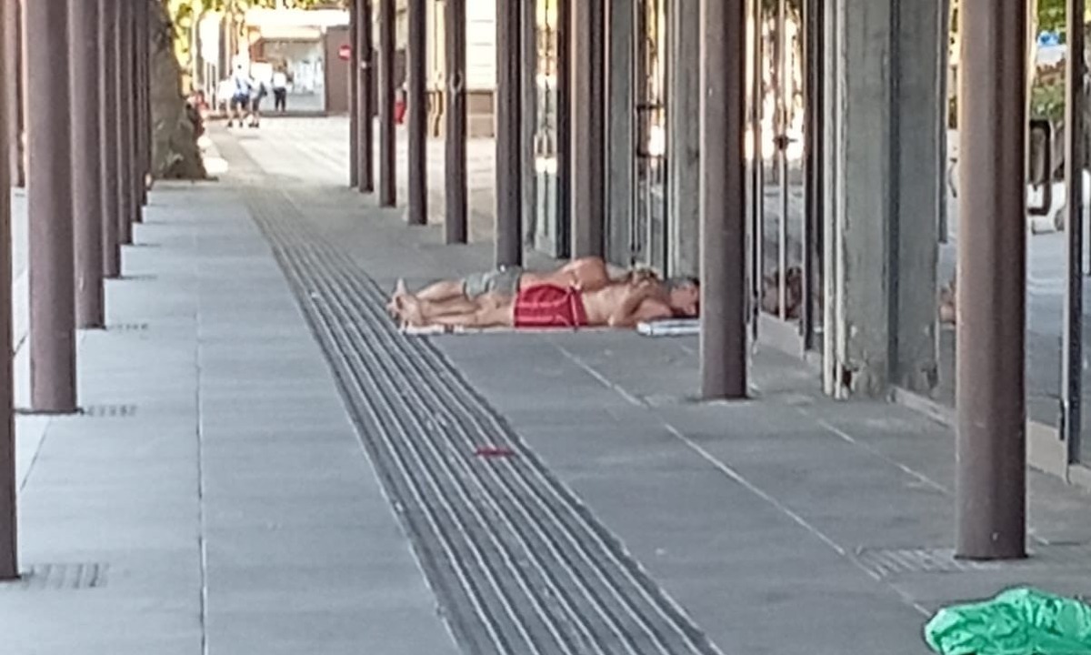 Riposo al fresco della stazione: scalzi e con pantaloncini dormono sul marciapiede. La segnalazione - 