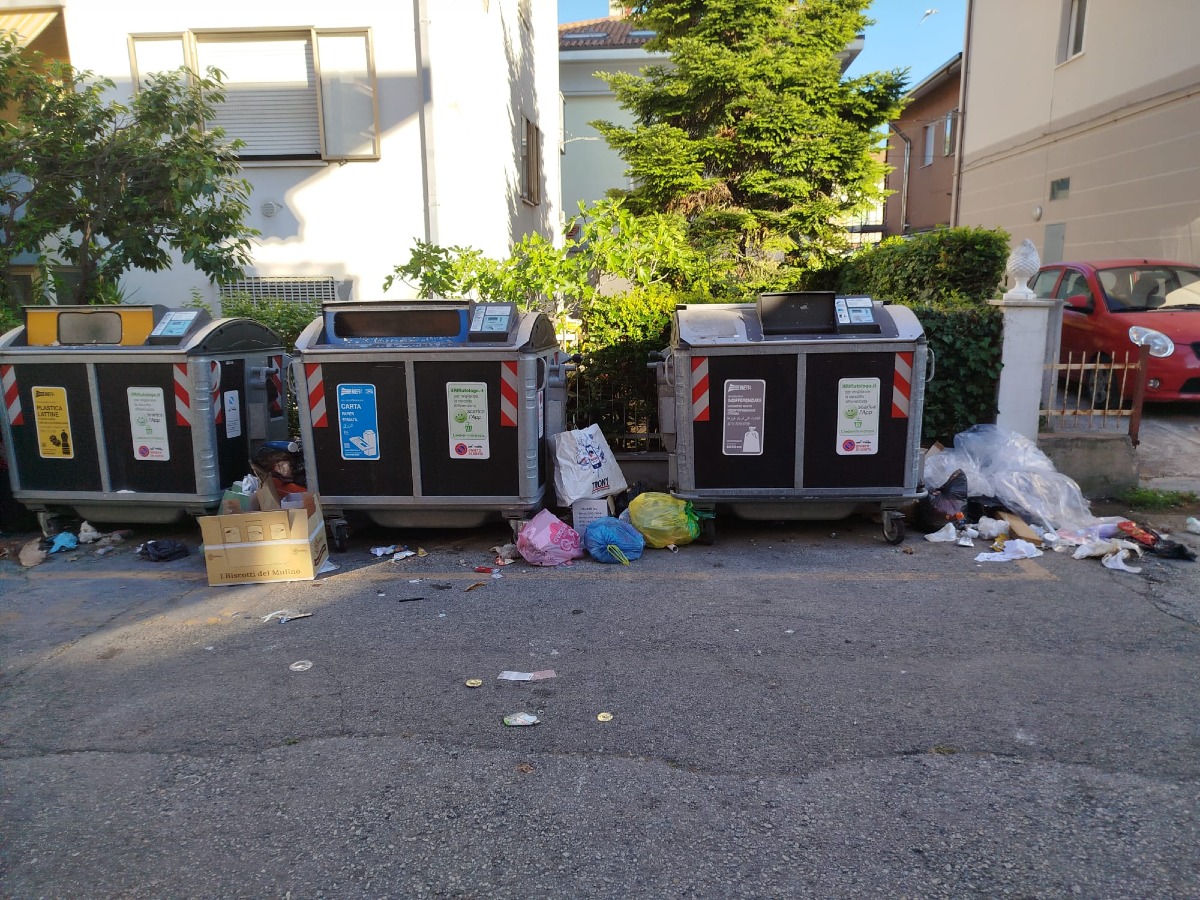 Via Cagnacci a Rimini divisa in 2: pulizia da un lato, immondizia dall'altro. La segnalazione - 