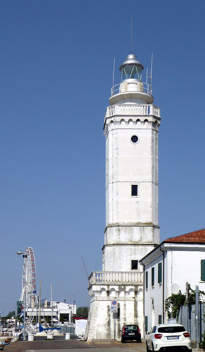 In pochi conoscono la sua vicenda: il faro di Rimini e la storia che ha conquistato gli artisti - Foto: Aisano/Wikipedia