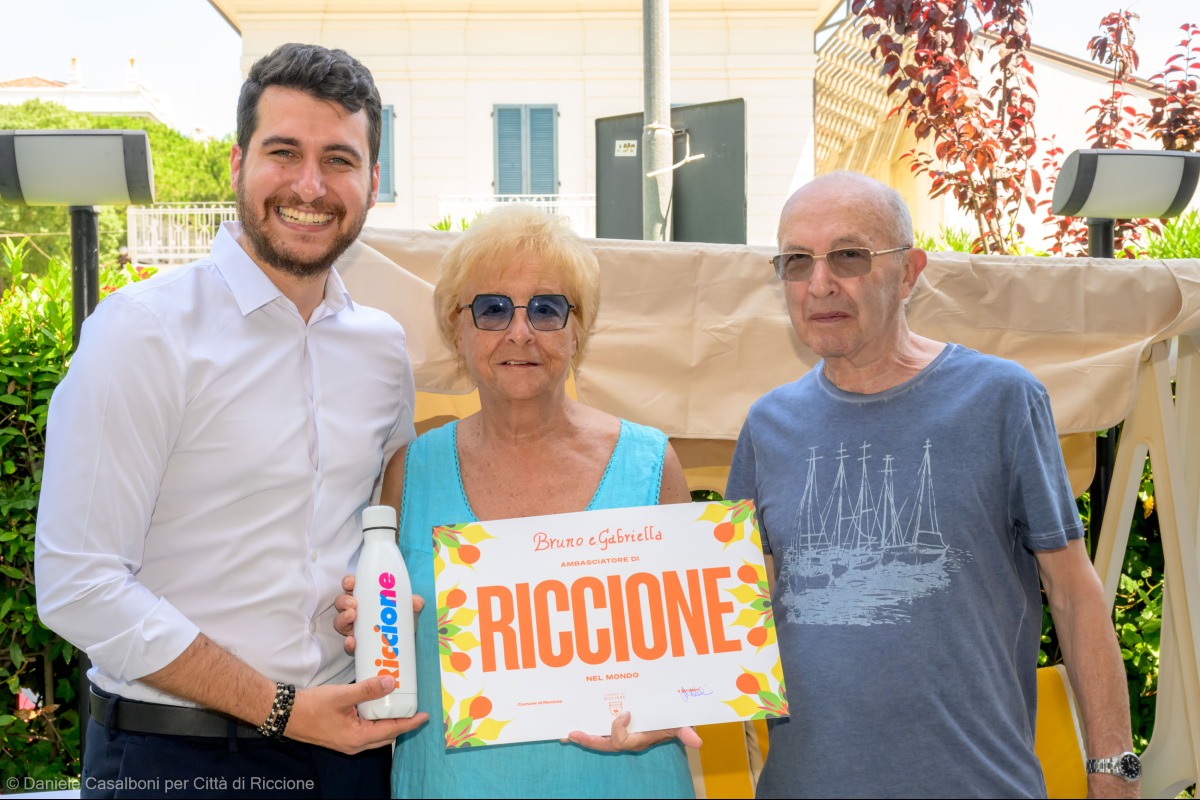 Da Brescia a Riccione, 55 anni di vacanze nella Perla Verde - L'assessore Mattia Guidi con Gabriella e Bruno Sala