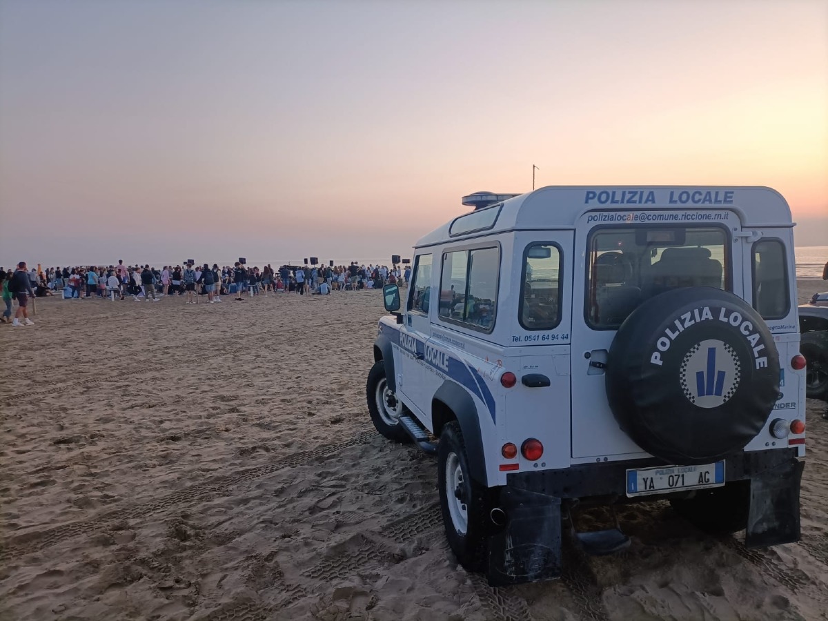 Controlli sulla movida in spiaggia a Riccione: una sanzione per musica oltre le 2 -