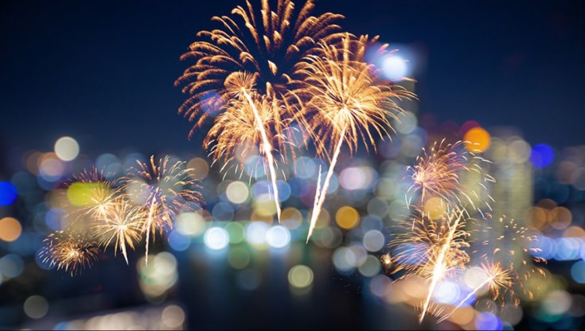 Riccione, mille fuochi d'artificio sparati in spiaggia senza autorizzazione: scattano le indagini -