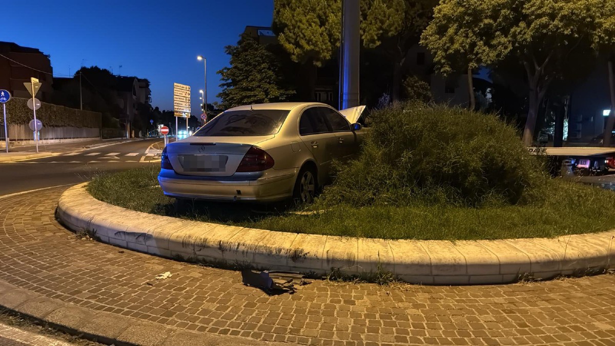 Incidente alla rotatoria di via Marecchiese: Mercedes finisce sopra la rotonda, illeso il conducente - 