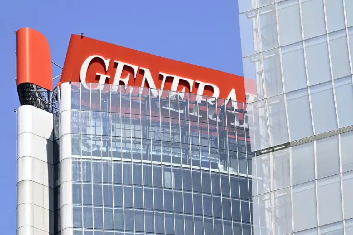 Milano, crolla parte di insegna sulla torre di CityLife: Procura apre inchiesta - PH ANSA