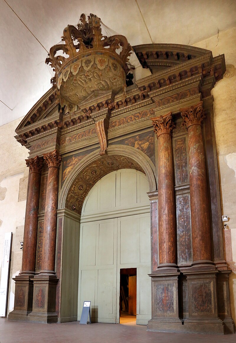 Portale ligneo d'ingresso