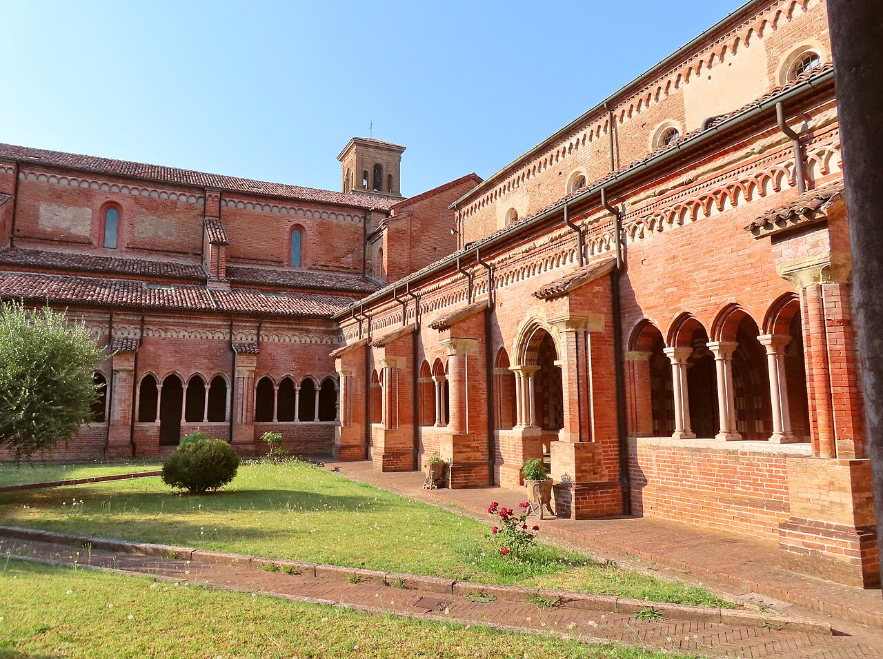 Lato nord ed est del chiostro