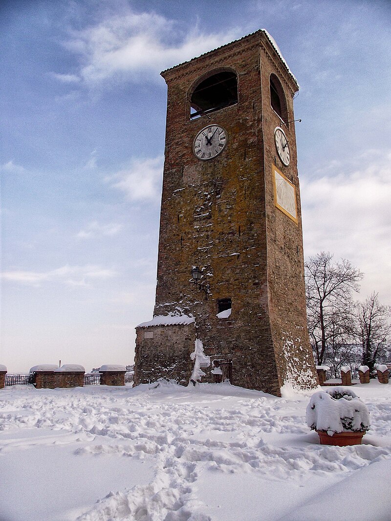 Torre dell'orologio innevata