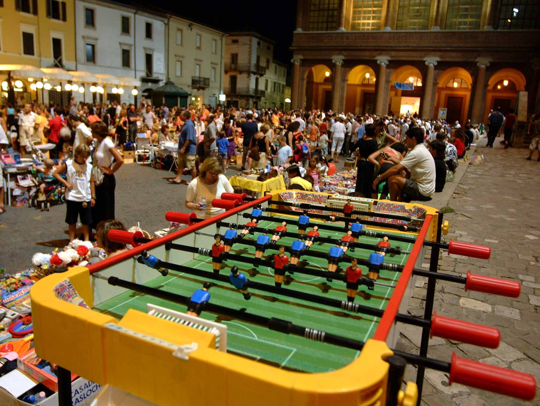 Mercatino in piazza Cavour