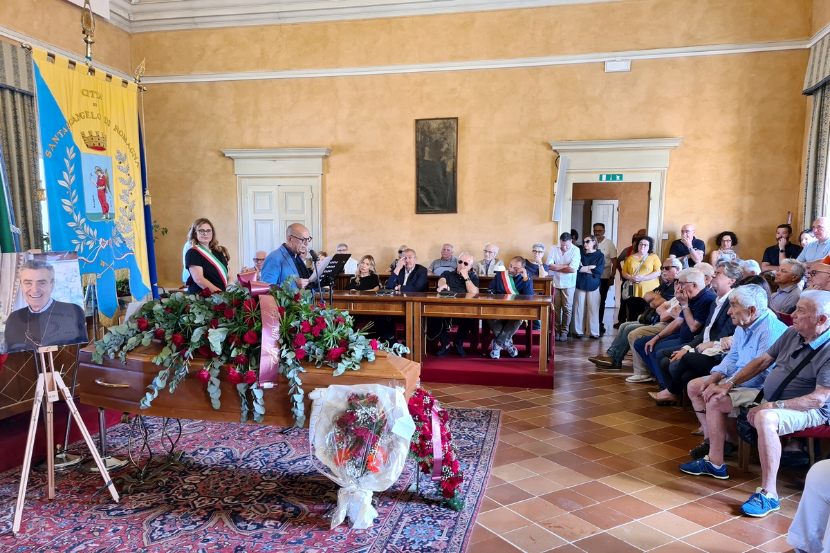 L'ex sindaco Vannoni durante l'orazione in memoria di Massimo Paganelli