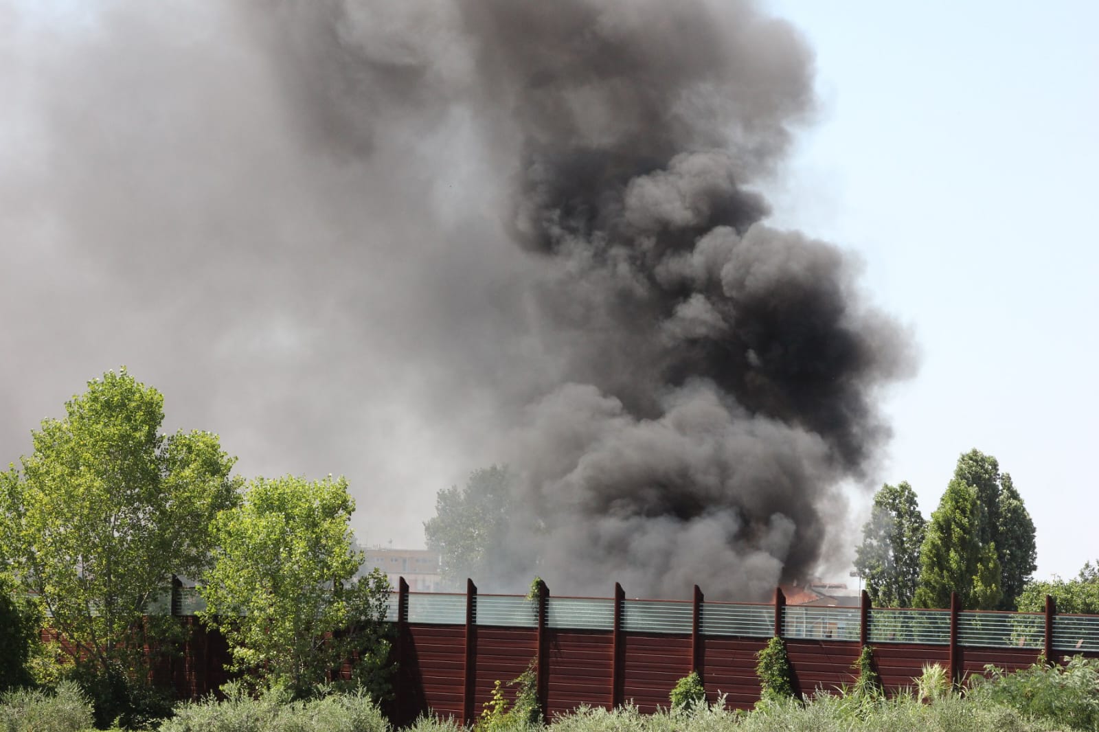 Il fumo sprigionatosi dall'incendio PH Ballante