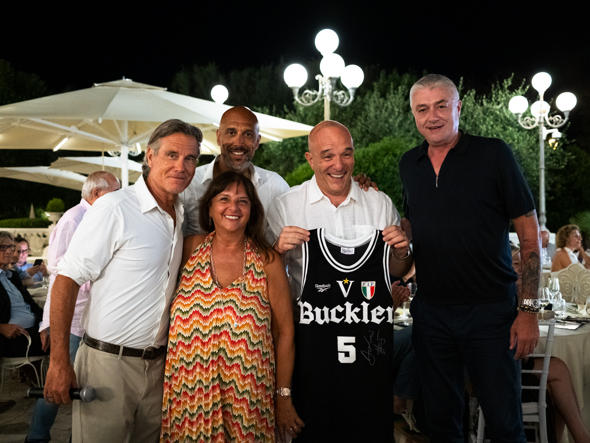 La maglia di Danilovic, con il campione e Jimmy Ghione