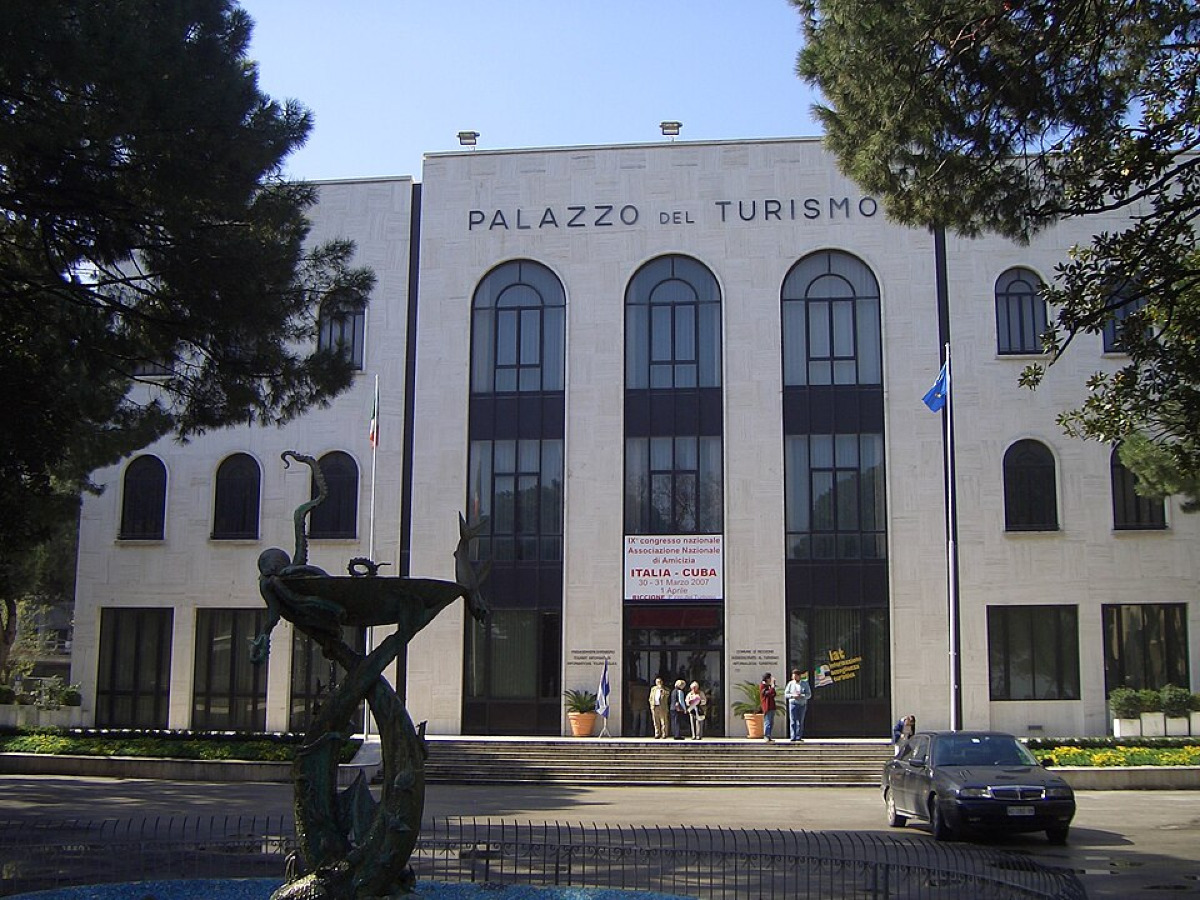 Un angolo di Riccione che pochi conoscono: la storia incredibile del Palazzo del Turismo - Foto: Matrixmorbidoso/Wikipedia