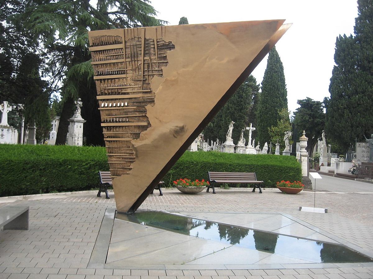 I monumenti che non smettono di raccontare, la grande prua della memoria e la vicenda incredibile - Foto: Persepolismo/Wikipedia
