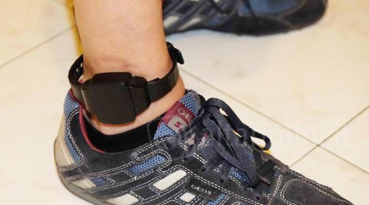 Strappa il braccialetto elettronico e minaccia la ex: "Sono pronto al carcere" - Repertorio