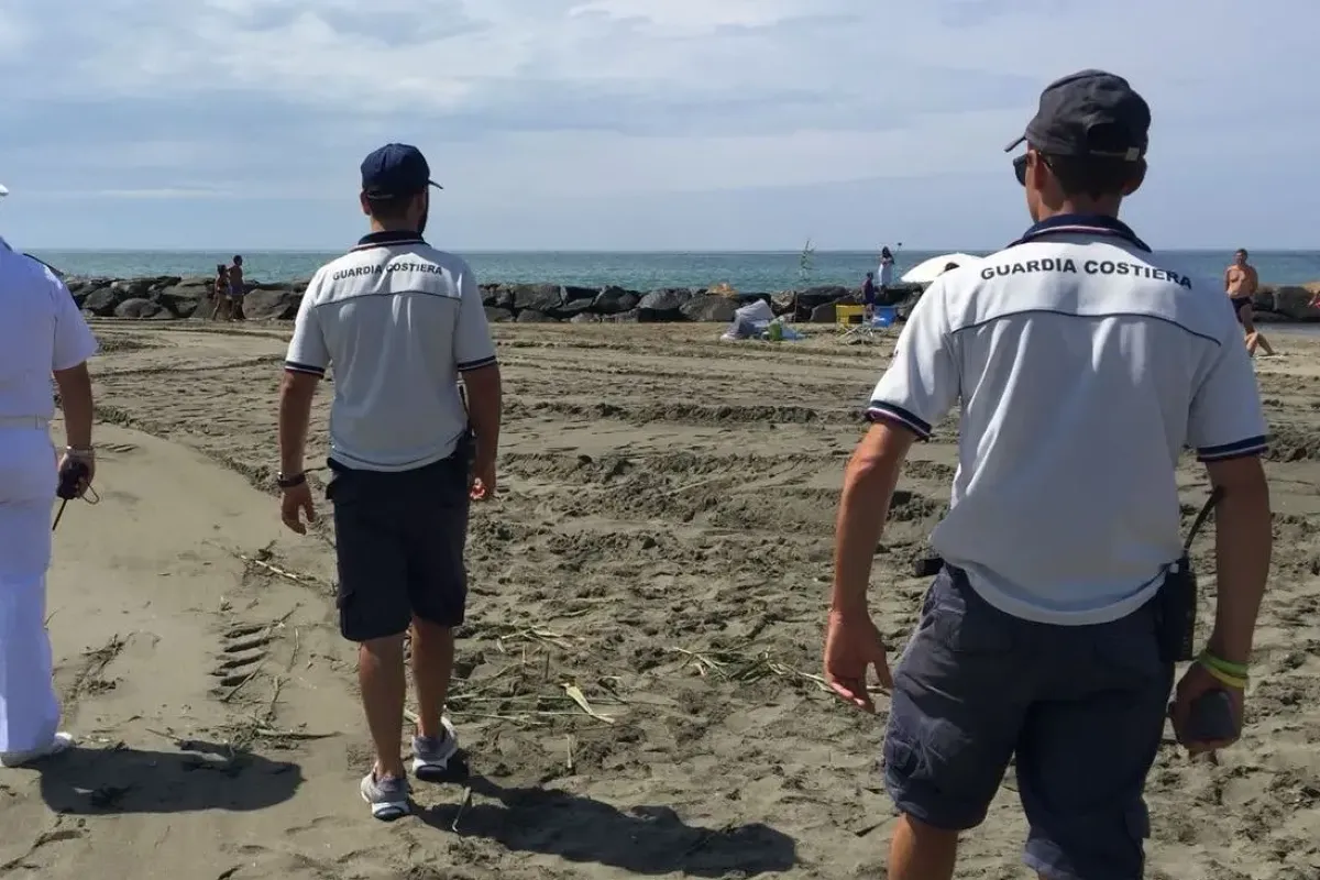 Pedane e arredi abusive, sequestrata parte di un Chiringuito in spiaggia - Guardia Costiera (Repertorio)