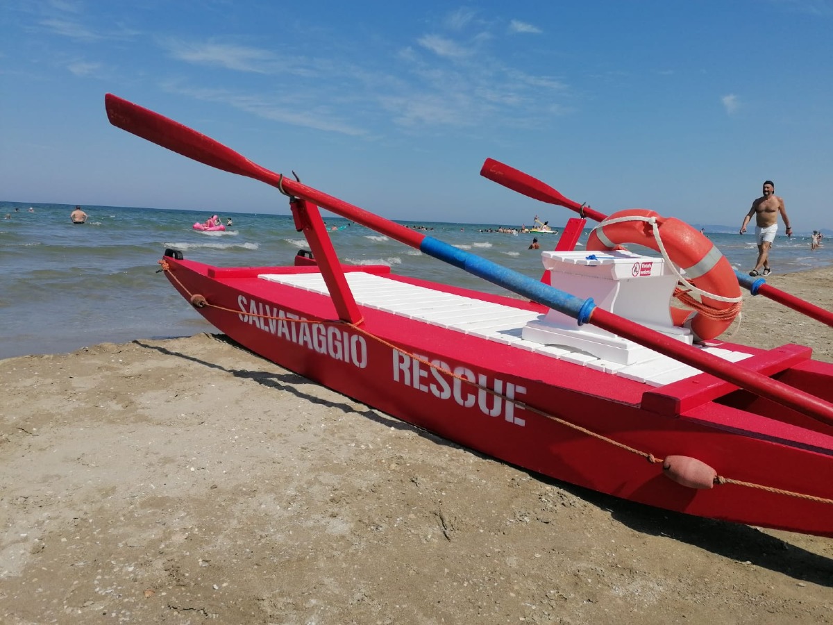 Ancora un malore fatale in spiaggia: muore a Riccione mentre è in acqua - 