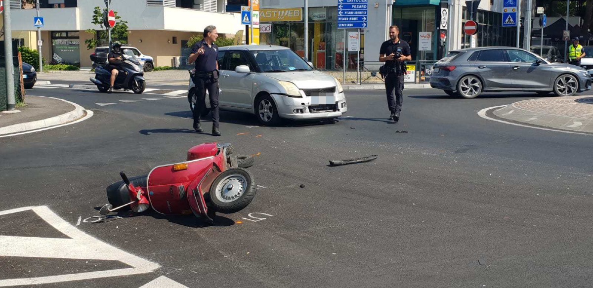 Scontro alla rotatoria sulla Statale 16: conducente di una Vespa finisce in ospedale -