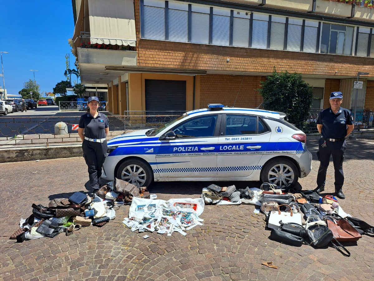 Lotta all'abusivismo in spiaggia, venditore tenta la fuga ma non gli riesce: denunciato -