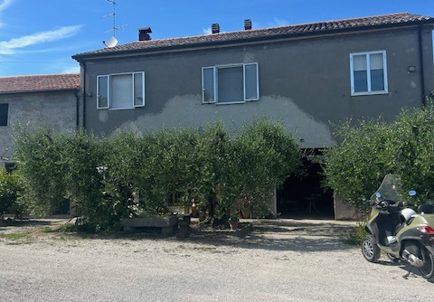 Rimini, lavoratori agricoli e le loro famiglie a rischio sfratto dai casolari dell’Ausl - Uno dei casolari dei lavoratori agricoli a rischio sfratto