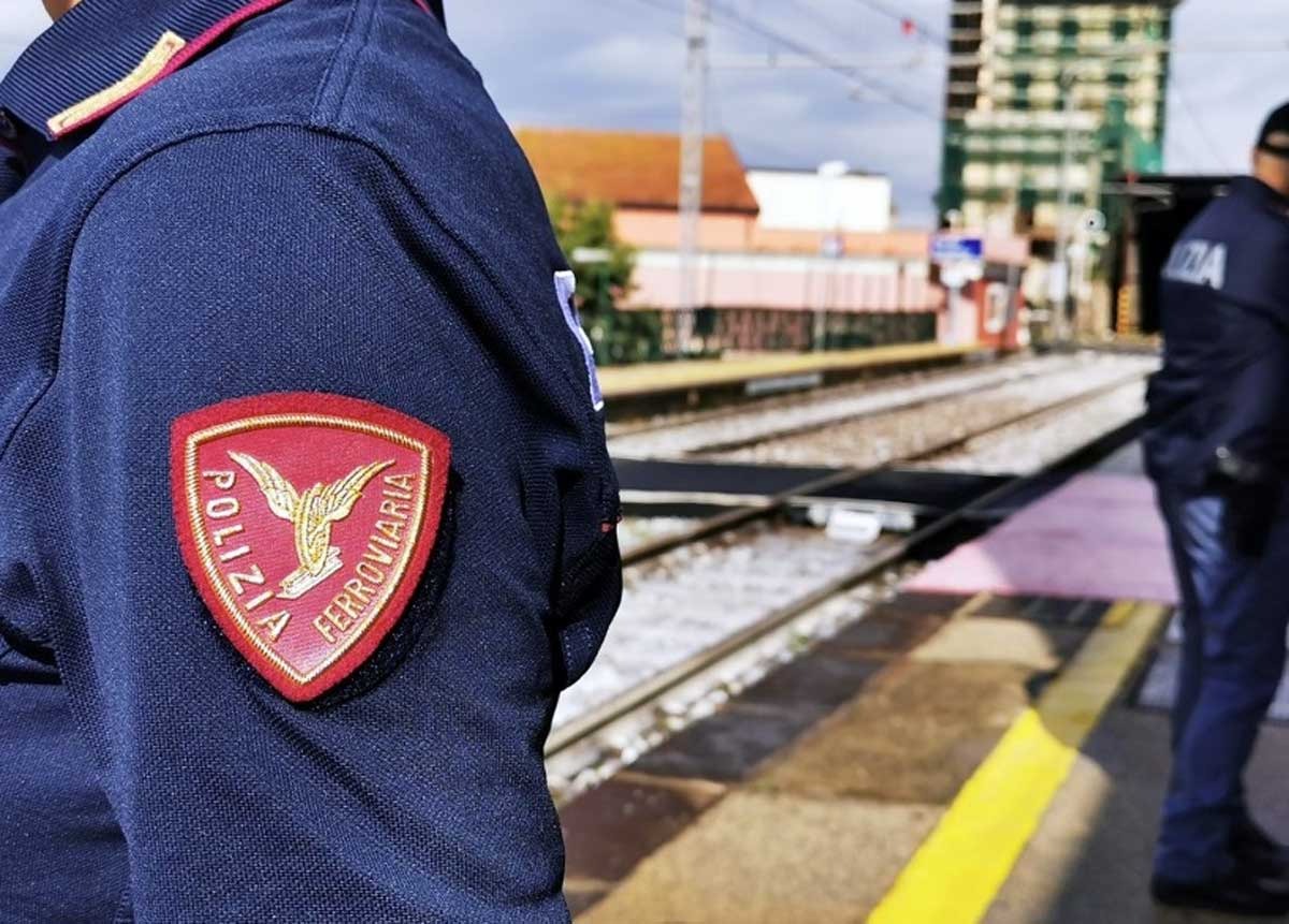 L'auto elettrica si scarica, rimane senza borsa e biglietto: sul treno aggredisce gli agenti -