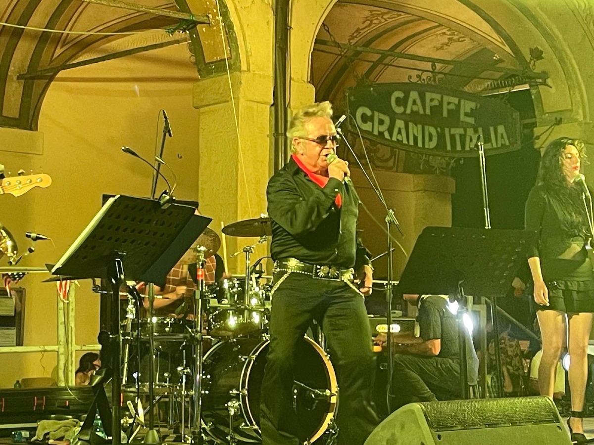 Grande successo per il Carnevale estivo a Novafeltria: una serata ricca di colori, musica e divertimento - Elvis The Legend by Silver Buicks