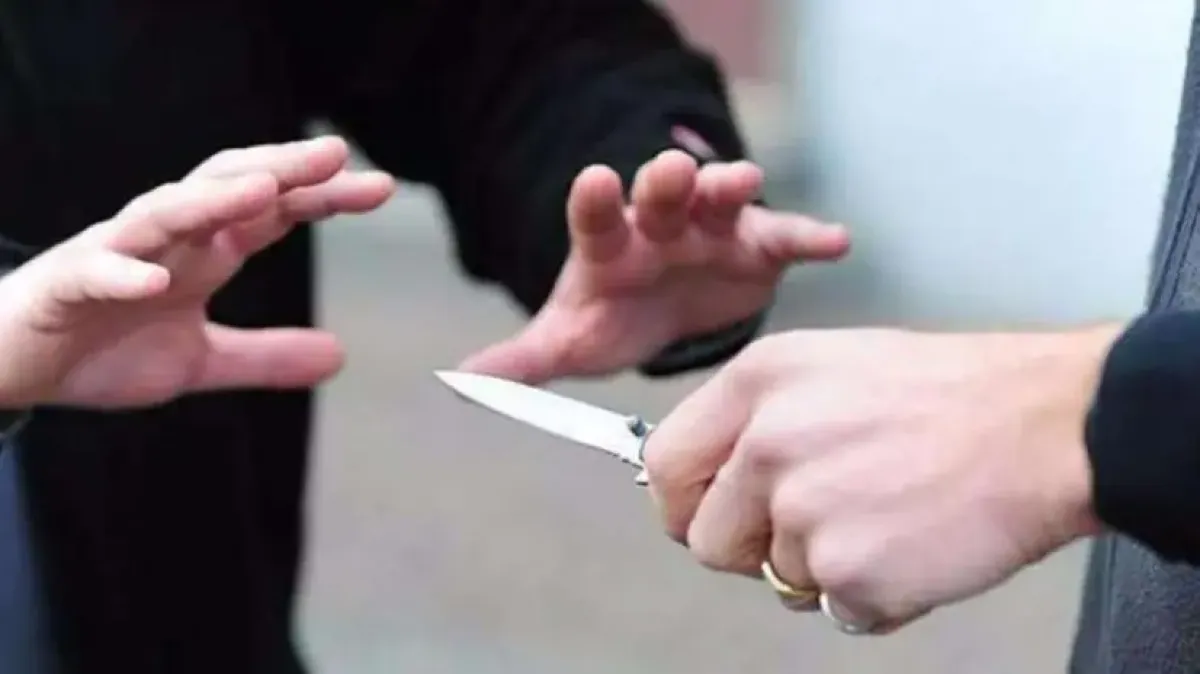 Accoltella un coetaneo per gelosia: una 16enne denunciata a Maddaloni -