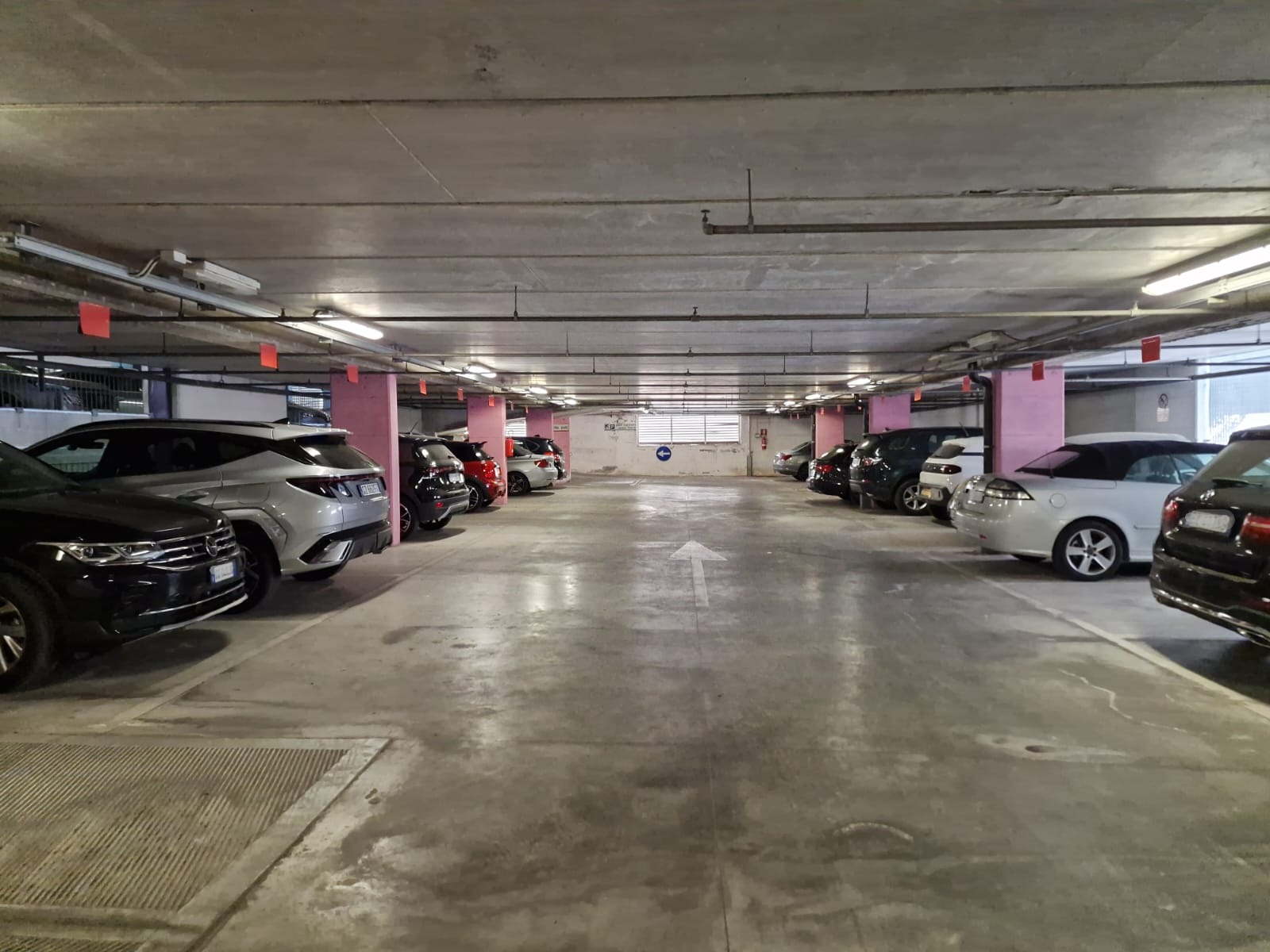 Riccione, parcheggio gratis per chi lascia l'auto in stazione e si sposta in treno - Parcheggio coperto della stazione ferroviaria di Riccione