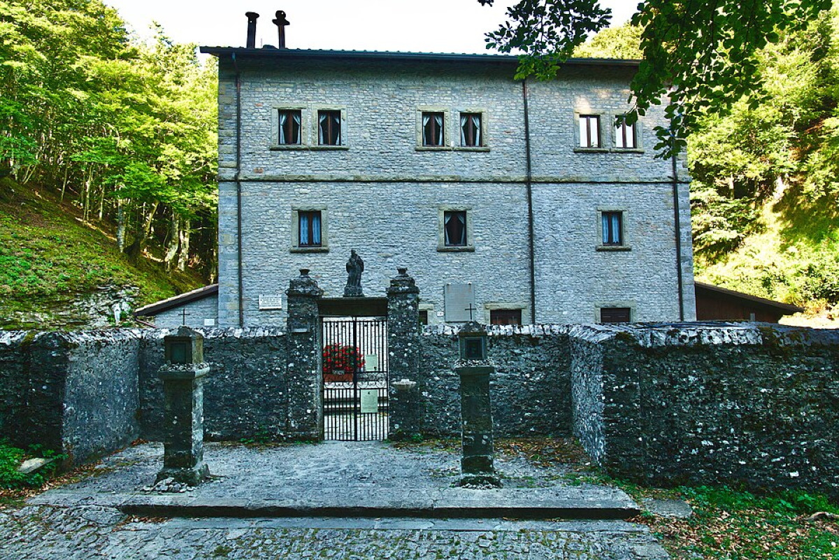 Solitudine mistica tra boschi e rocce, l'avvincente storia e curiosità dell'Eremo di Sant’Alberico - Foto: Luca Tizzi/Wikipedia
