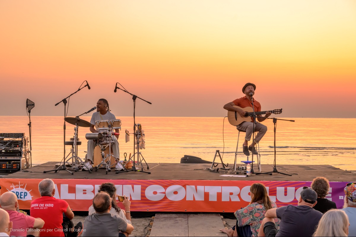 Riccione, emozioni all’alba: Mario Venuti incanta con “Tra la carne e il cielo” - Ph Casalboni