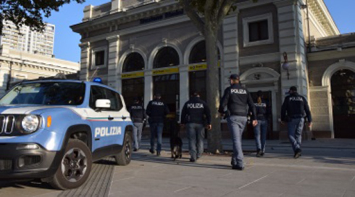 Rimini, donna affetta da bipolarismo danneggia volanti della polizia per rabbia - Archivio