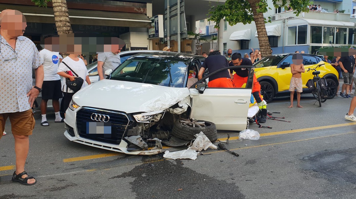 Perde il controllo e si schianta contro auto in sosta, momenti di apprensione sul lungomare di Rimini -