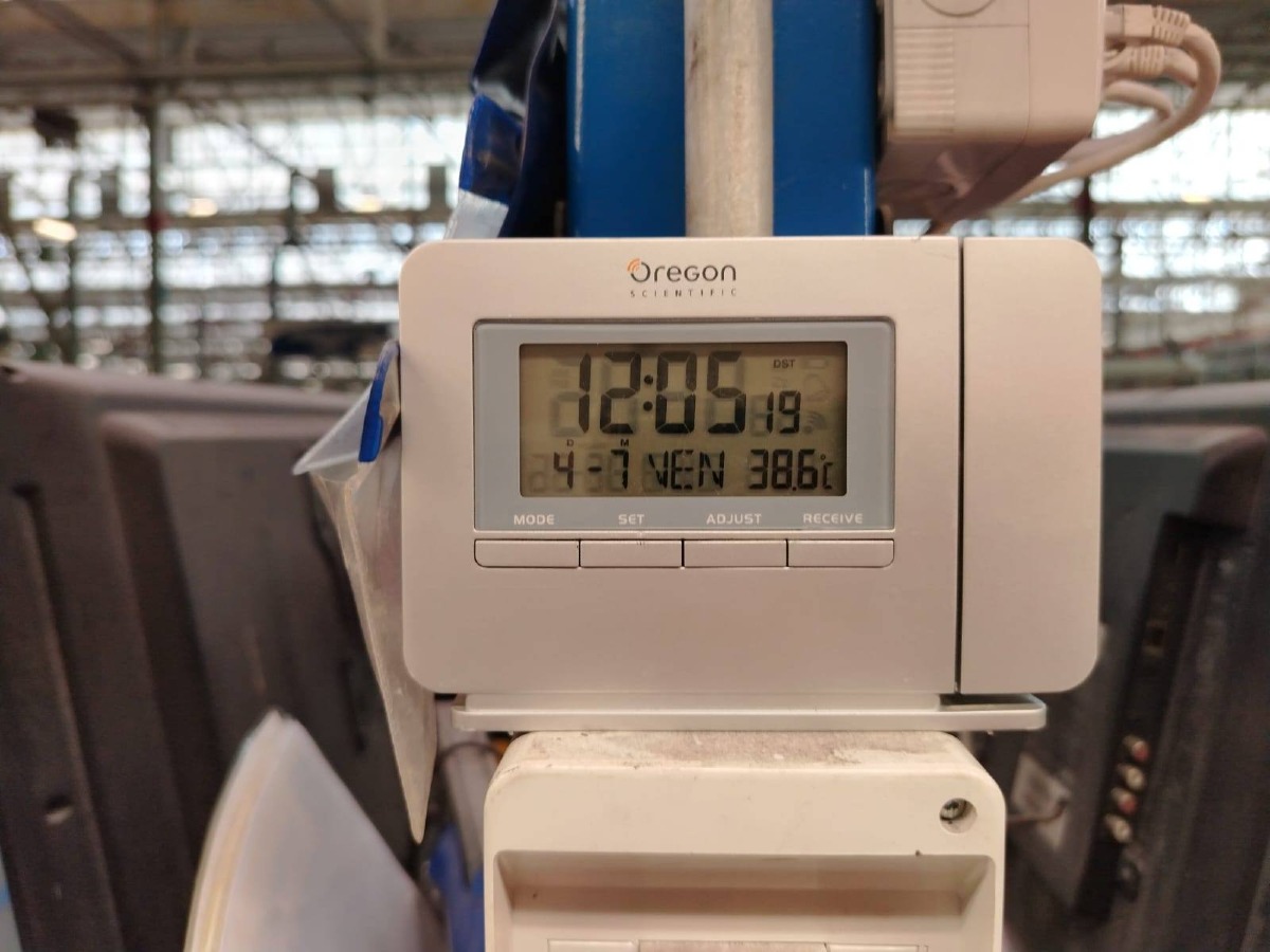 Caldo torrido in fabbrica, operai Electrolux in protesta - La foto della temperatura sul monitor postata dalla rappresentante sindacale Cinzia Colaprico