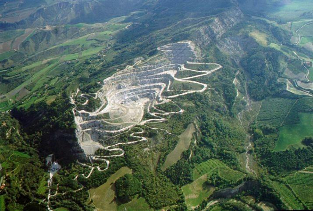 In Emilia Romagna c'è un luogo di rocce bianche e grotte preistoriche: un patrimonio che lascia senza fiato -