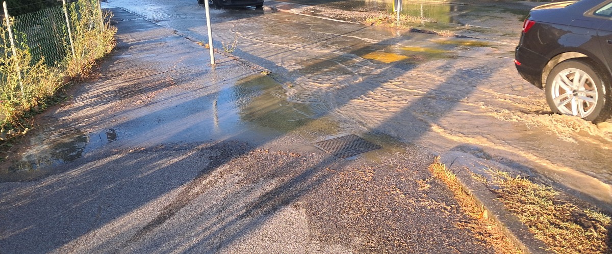 Tubatura rotta, strada allagata e buche: “Intervento tardivo, rischio per motociclisti e ciclisti”. La segnalazione -