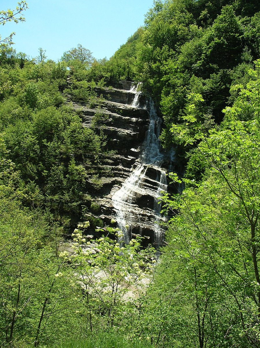 Un salto che ha ispirato il genio: la cascata che ha un legame con Dante e che nessuno conosce - Foto: Lineagoticafight/Wikipedia