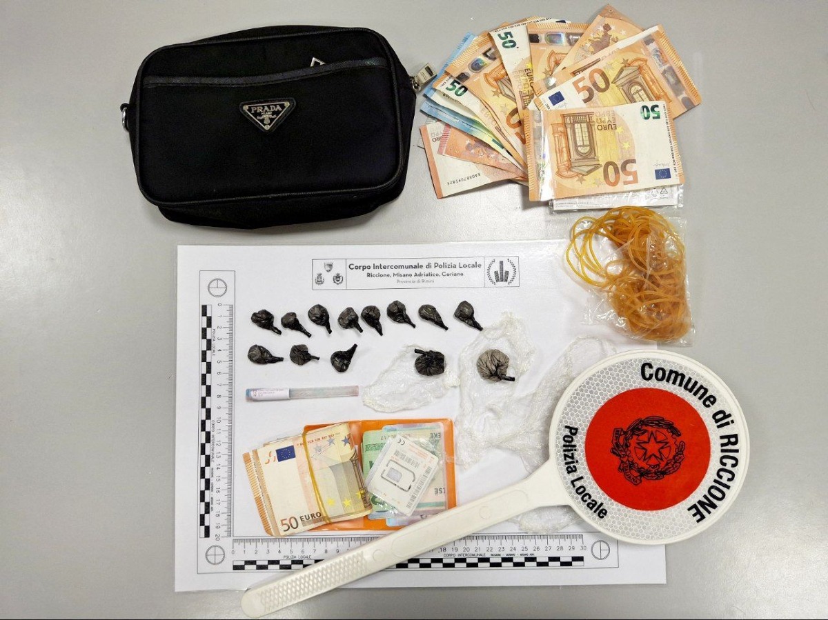 Sorpreso a lanciare la droga tra i cespugli: pusher arrestato a Riccione - Contanti e droga sequestrati dalla Polizia Locale