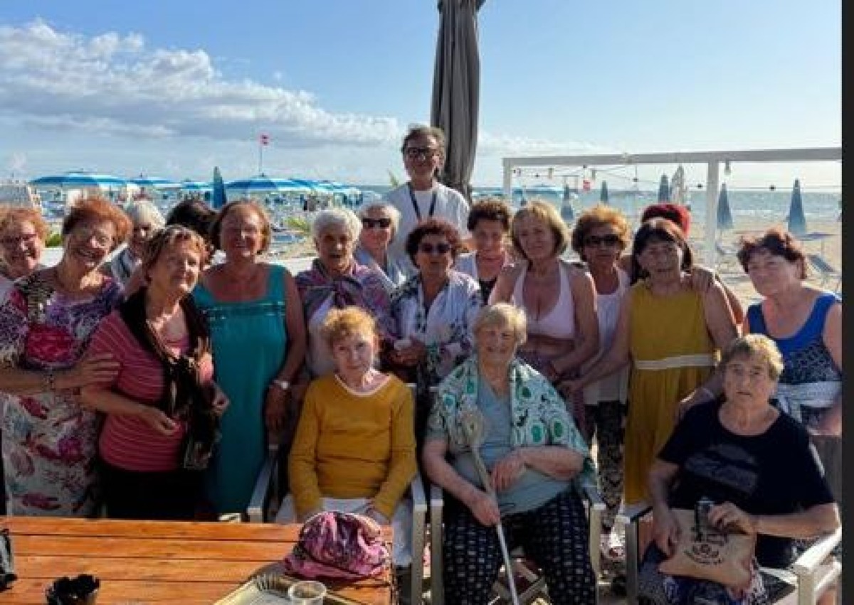 Dal mare alla montagna: i nonni del centro “I Senza Età” protagonisti dell’estate con spiaggia e vacanza a Folgaria - 