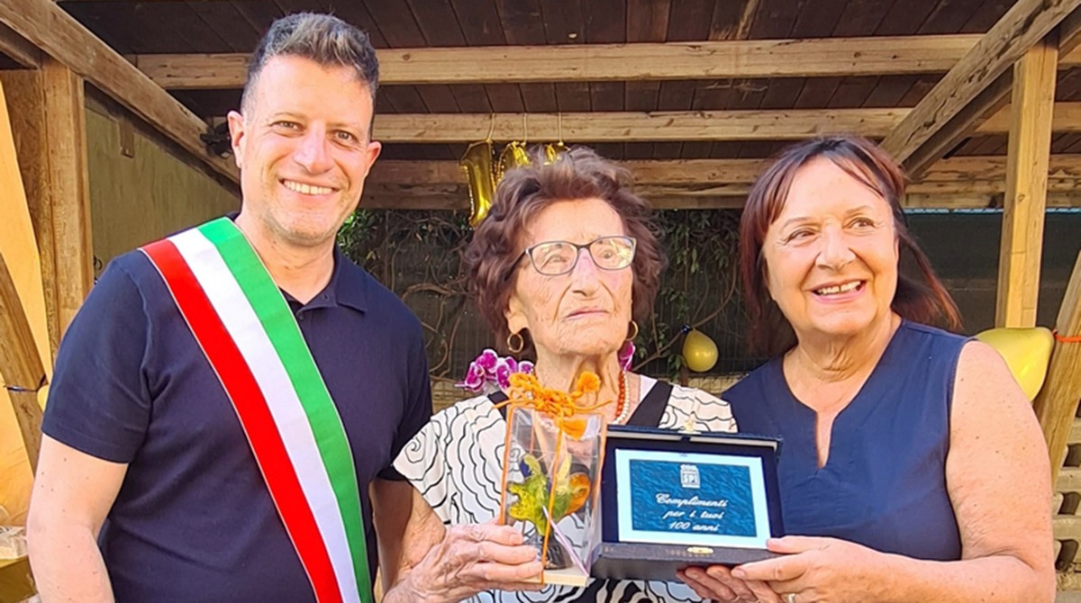 Nonna Rosa compie 100 anni. "Il segreto? Tanto lavoro e Lambrusco a pranzo e cena" -