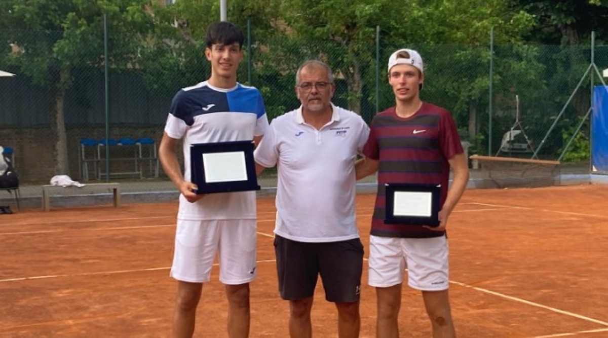 Tennis, a Riccardo Muratori il memorial “Arnaldo Cicconetti” - I finalisti del torneo del Ct Cicconetti premiati dal direttore Roberto Raffaelli