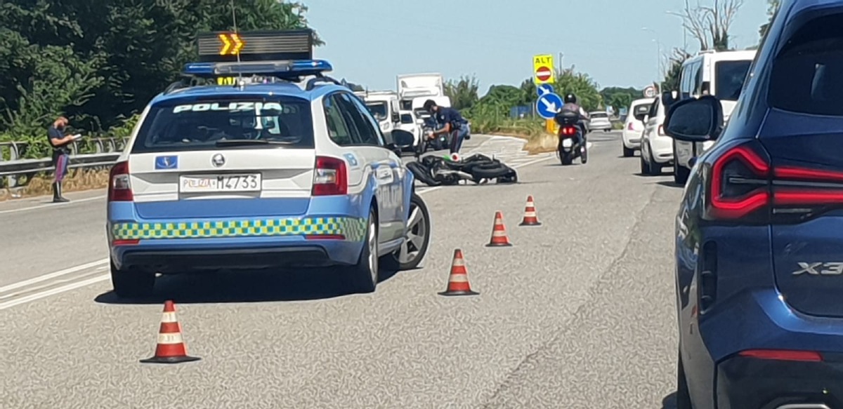 Scontro tra moto e furgone sulla Statale Adriatica: due persone soccorse - 